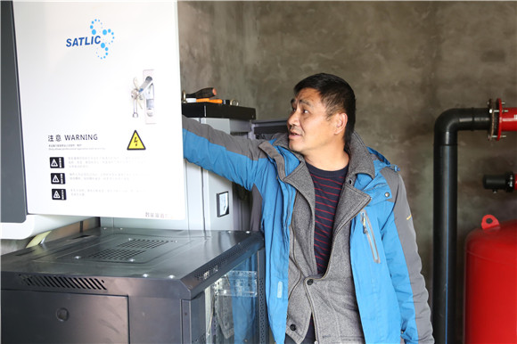 楊家全正在對“水肥一體化”設(shè)備進行調(diào)試