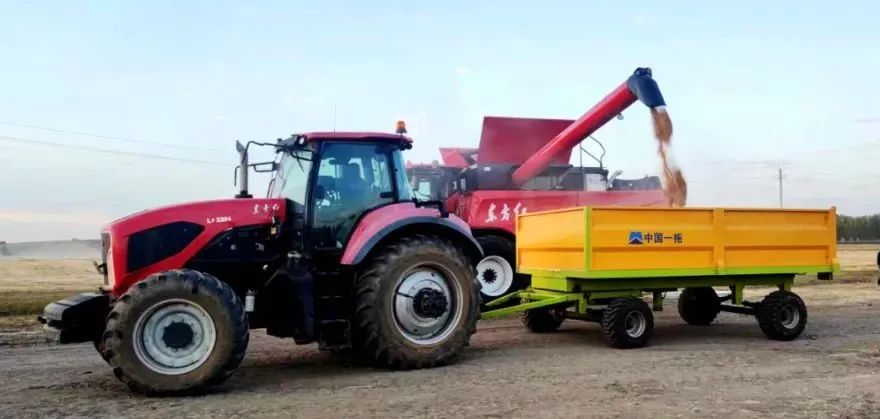 國(guó)內(nèi)首款智能 大型 喂入量15公斤谷物聯(lián)合收割機(jī)在中國(guó)一拖研制成功