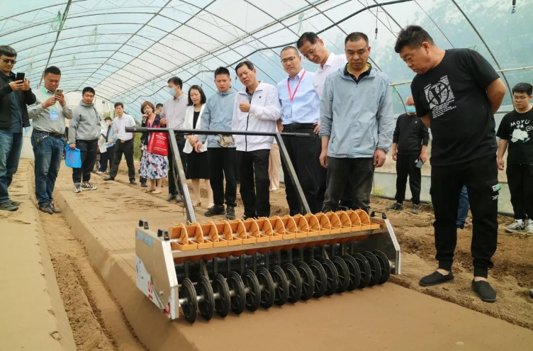 農(nóng)機(jī)地頭展——2023年北方設(shè)施葉菜生產(chǎn)全程機(jī)械化專題演示展示活動(dòng)成功舉辦