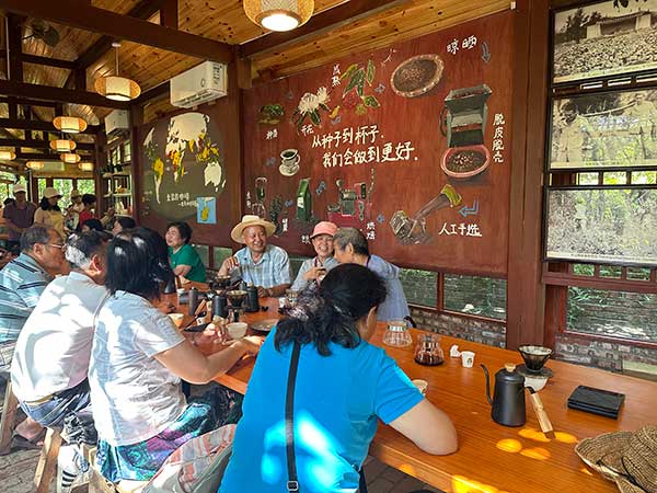 興隆隆苑咖啡莊園內,游客正在學習咖啡制作 興隆隆苑咖啡莊園內,游客正在學習咖啡制作