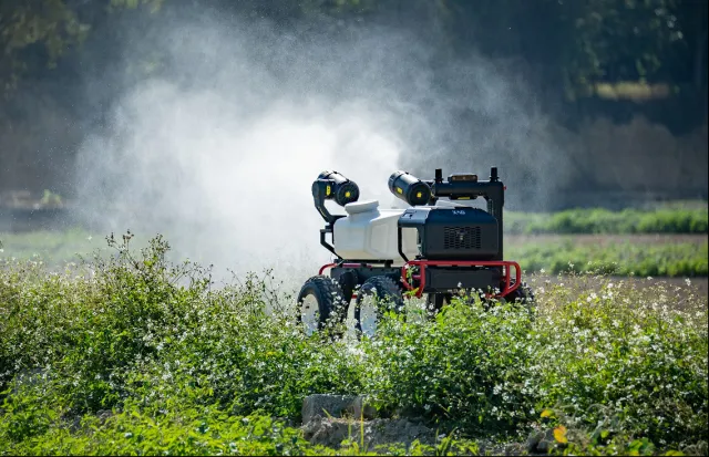 農業無人車就像農田里的“變形金剛”,一車滿足多種農事場景 農業無人車就像農田里的“變形金剛”,一車滿足多種農事場景